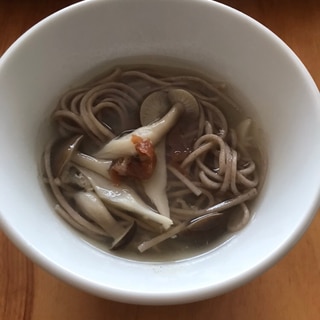 しめじと梅干しの温蕎麦